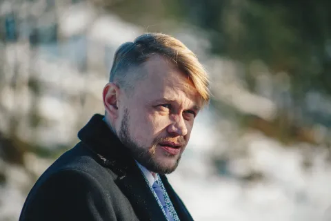 Трое в лифте, не считая собаки — кадр 2