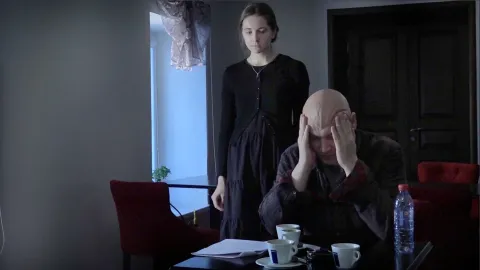 Сквозь чёрное стекло — кадр 4