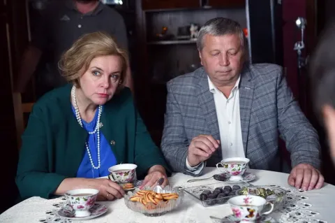 Женщина в зеркале — кадр 2