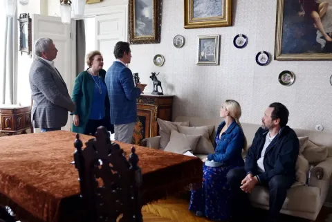 Женщина в зеркале — кадр 8