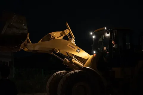 Девушка на бульдозере — кадр 6