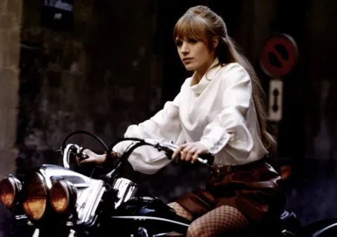 Девушка на мотоцикле — кадр 7