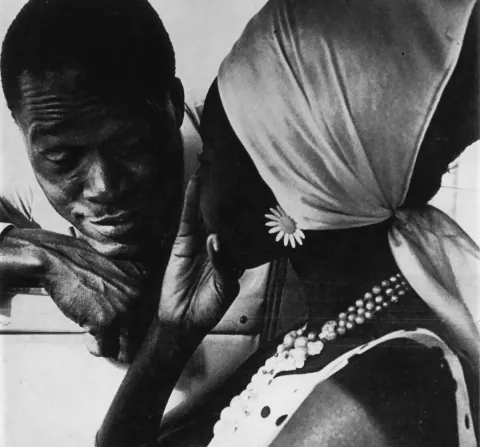 Чернокожая из. — кадр 1