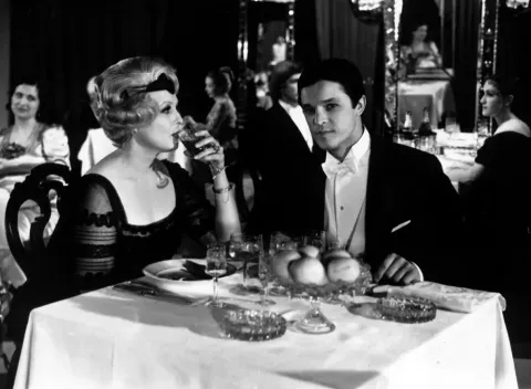Театр — кадр 4