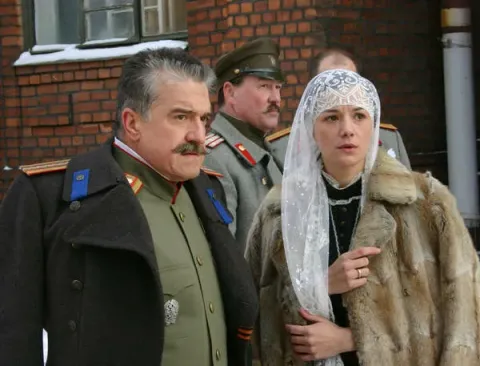 Багровый цвет снегопада — кадр 8