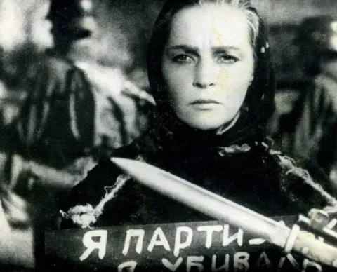 Она защищает Родину — кадр 1
