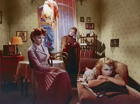 Сверстницы — кадр 1