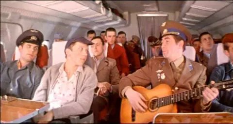 Голубые молнии — кадр 8