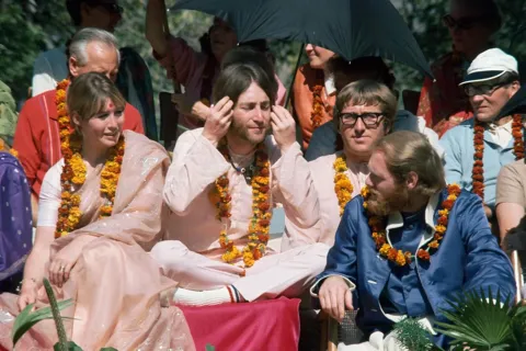 The Beatles в Индии — кадр 3