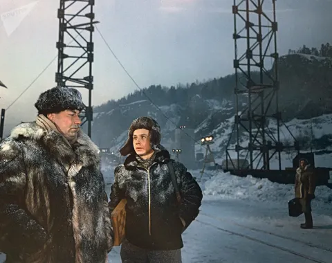 Люди на мосту — кадр 3