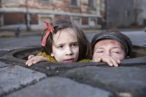 В темноте — кадр 1
