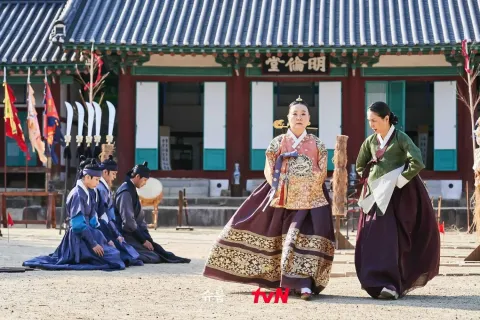 Под зонтом королевы — кадр 10