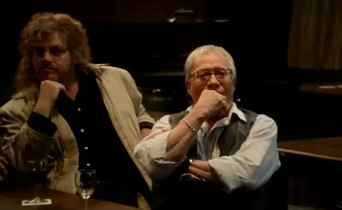 Ни поездов, ни самолетов… — кадр 2