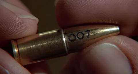 Джеймс Бонд 007: Человек с золотым пистолетом — кадр 7