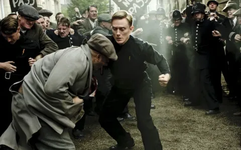 Вверх и вниз по лестнице — кадр 10