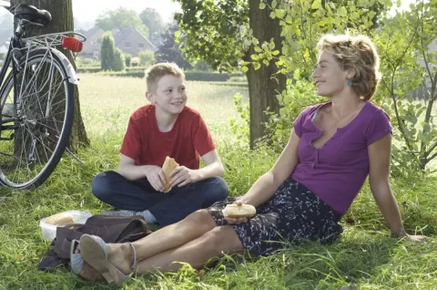 Мальчик с велосипедом — кадр 3