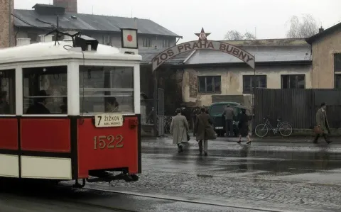 В тени — кадр 5