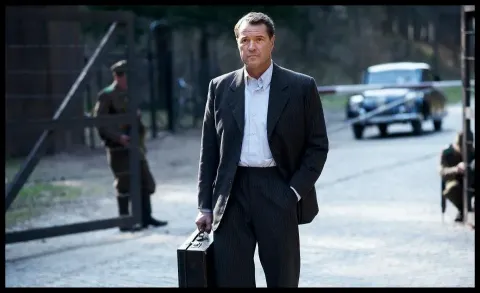 В тени — кадр 6