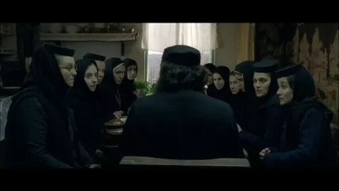 За холмами — кадр 2