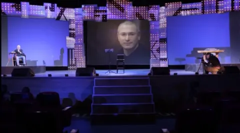 Гражданин поэт. Прогон года — кадр 3