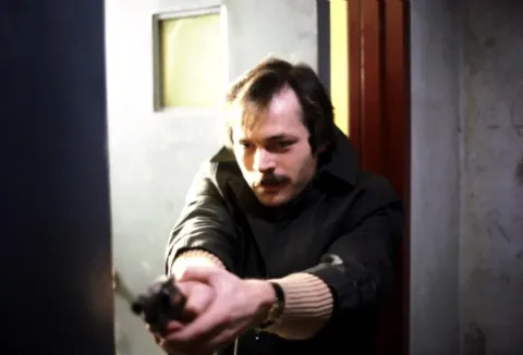 Он знает, что вы одни — кадр 2