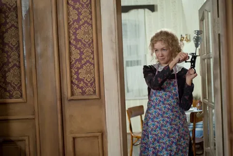 Дом с лилиями — кадр 3