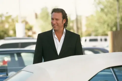 Элвис покинул здание — кадр 1