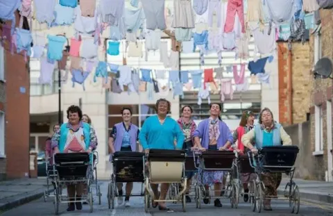 Мальчики миссис Браун — кадр 5