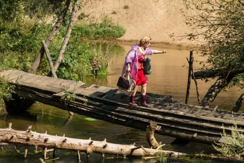 Барби и медведь — кадр 5