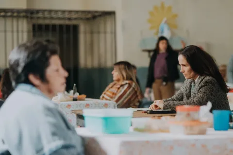 Женщина в очереди — кадр 3