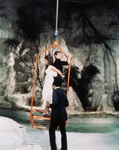 Джеймс Бонд 007: Живи и дай умереть — кадр 1
