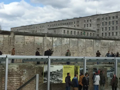Куда бы еще вторгнуться? — кадр 2